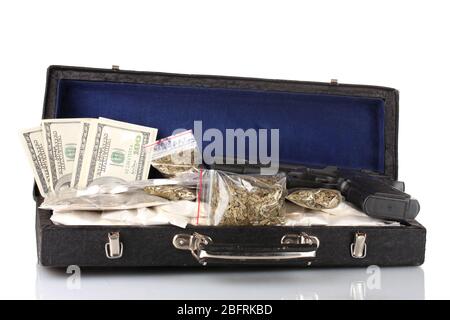 Cocaïne et marijuana avec un pistolet dans une valise isolée sur blanc Banque D'Images