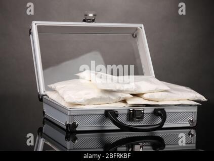 Сocaine dans une valise sur fond gris Banque D'Images