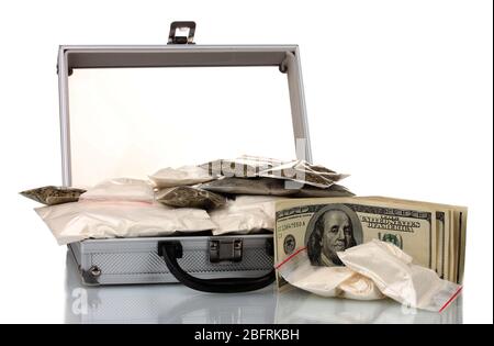 Cocaïne et marijuana dans une valise isolée sur blanc Banque D'Images