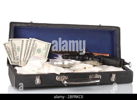 Cocaïne et marijuana avec un pistolet dans une valise isolée sur blanc Banque D'Images