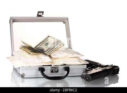 Cocaïne avec de l'argent et un pistolet dans une valise isolée sur blanc Banque D'Images
