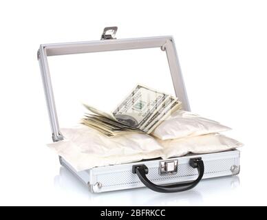 Сocaine avec de l'argent dans une valise isolée sur blanc Banque D'Images