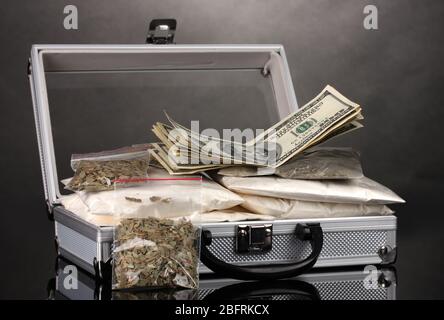 Cocaïne et marijuana dans une valise isolée sur blanc Banque D'Images