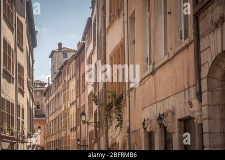 Rue typique étroite du Vieux Lyon (vieux Lyon) sur le quartier de Presqu'ile avec son architecture traditionnelle pendant un après-midi ensoleillé d'été. Lyon Banque D'Images