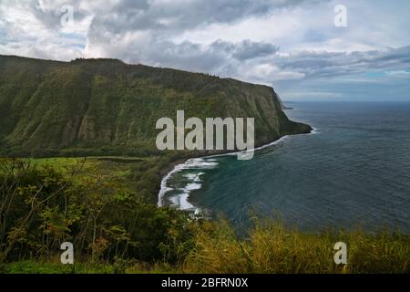 Les pauses de l'après-midi et les nuages de tempête passent au-dessus de la vallée de Waipio, avec cette vue magnifique le long de la côte de Hamakua sur la Grande île d'Hawaï. Banque D'Images