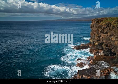 Les vagues s'écrasent contre les falaises volcaniques à South point sur la Grande île d'Hawaï et le sud le plus situé aux États-Unis. Banque D'Images