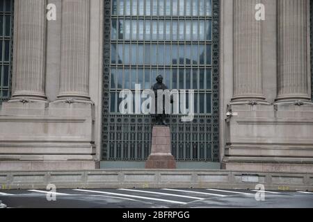 New York, N.Y/USA – 20 avril 2020 : statue du Commodore Vanderbilt au terminal Grand Central de New York. Banque D'Images