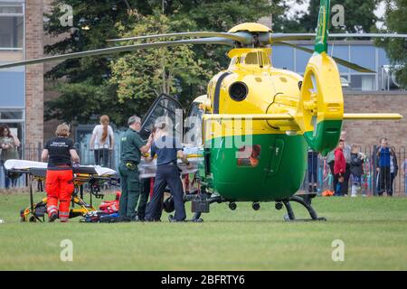 L'équipe d'ambulanciers d'urgence NHS livre des patients au Hampshire et à l'île de Wight Air Ambulance - Airbus H135 G-HIAW à Basingstoke, Royaume-Uni Banque D'Images