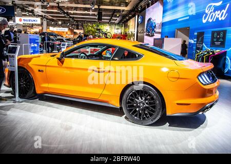 Bruxelles, Belgique, 09 janvier 2020 : Ford Mustang GT jaune métallisé au salon de l'automobile de Bruxelles Banque D'Images