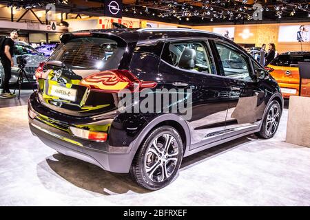 Bruxelles, Belgique, Jan 09, 2020: Métal noir électrique OPEL AMPERA-E au salon de l'automobile de Bruxelles, vendu comme Chevrolet Bolt EV aux Etats-Unis Banque D'Images