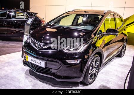 Bruxelles, Belgique, Jan 09, 2020: Métal noir électrique OPEL AMPERA-E au salon de l'automobile de Bruxelles, vendu comme Chevrolet Bolt EV aux Etats-Unis Banque D'Images