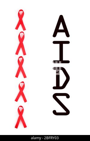 Rubans rouges de sensibilisation au SIDA isolés sur blanc Banque D'Images