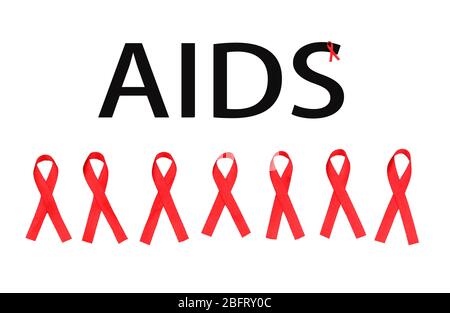 Rubans rouges de sensibilisation au SIDA isolés sur blanc Banque D'Images