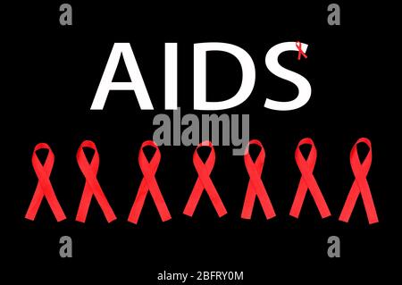Rubans rouges de sensibilisation au SIDA isolés sur le noir Banque D'Images