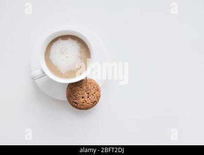 Café avec lait photo vue dessus avec espace copie tasse de café et de biscuits d'avoine avec des chips de chocolat sur la table blanche Banque D'Images