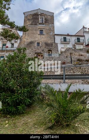 Ville historique de Rodi Garganico sur un rocher au-dessus de la mer avec des rues étroites et des escaliers raides, péninsule de Gargano, province de Foggia, Italie Banque D'Images