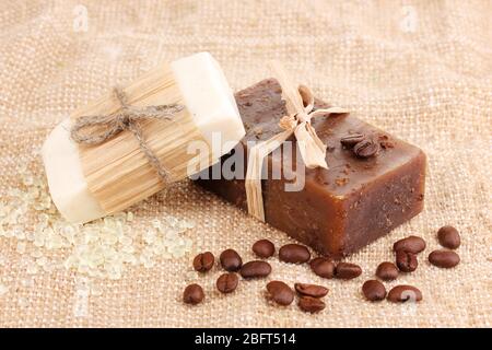 Savons faits à la main sur des tissus à rackCloth Banque D'Images
