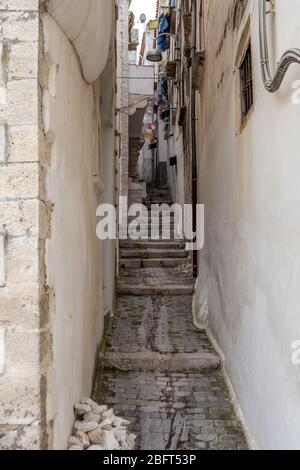 Ville historique de Rodi Garganico sur un rocher au-dessus de la mer avec des rues étroites et des escaliers raides, péninsule de Gargano, province de Foggia, Italie Banque D'Images