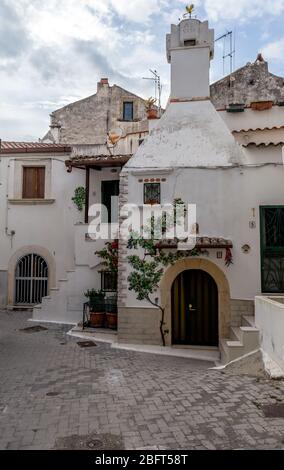 Ville historique de Rodi Garganico sur un rocher au-dessus de la mer avec des rues étroites et des escaliers raides, péninsule de Gargano, province de Foggia, Italie Banque D'Images