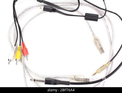Câble USB argent avec câble audio et vidéo isolé sur blanc Banque D'Images