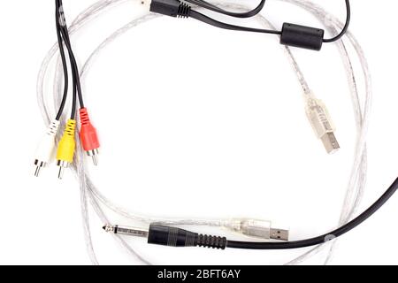 Câble USB argent avec câble audio et vidéo isolé sur blanc Banque D'Images