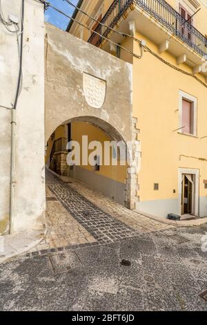 Ville historique de Rodi Garganico sur un rocher au-dessus de la mer avec des rues étroites et des escaliers raides, péninsule de Gargano, province de Foggia, Italie Banque D'Images