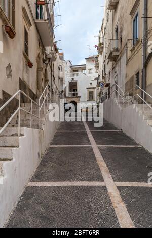 Ville historique de Rodi Garganico sur un rocher au-dessus de la mer avec des rues étroites et des escaliers raides, péninsule de Gargano, province de Foggia, Italie Banque D'Images