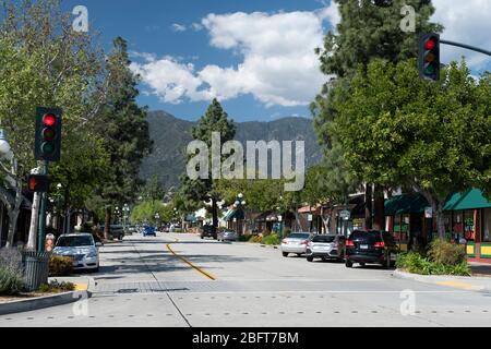 Vue sur le quartier commerçant de Myrtle Avenue dans le centre-ville de Monrovia, en Californie, avec les montagnes San Gabriel comme toile de fond pittoresque Banque D'Images