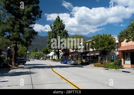 Vue sur le quartier commerçant de Myrtle Avenue dans le centre-ville de Monrovia, en Californie, avec les montagnes San Gabriel comme toile de fond pittoresque Banque D'Images