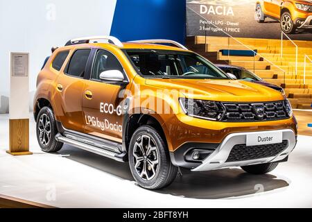 Bruxelles, Belgique, Jan 2020 DACIA DUSTER CNG, salon de l'automobile de Bruxelles, deuxième génération, plate-forme  , stand automobile Dacia, constructeur automobile roumain Banque D'Images