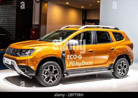 Bruxelles, Belgique, Jan 2020 DACIA DUSTER CNG, salon de l'automobile de Bruxelles, deuxième génération, plate-forme  , stand automobile Dacia, constructeur automobile roumain Banque D'Images