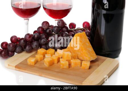 Bouteille de grand vin avec verres à vin et fromage isolé sur blanc Banque D'Images