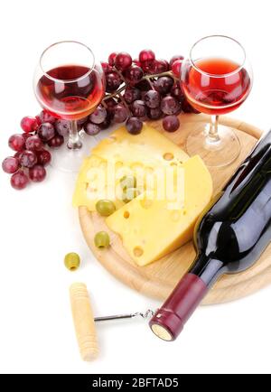 Bouteille de grand vin avec verres à vin et fromage isolé sur blanc Banque D'Images