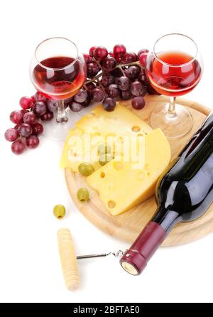 Bouteille de grand vin avec verres à vin et fromage isolé sur blanc Banque D'Images