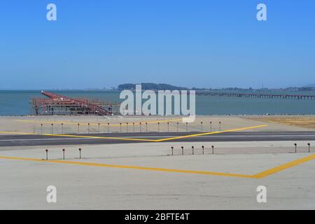 Les antennes de localisateur et l'éclairage d'approche d'un système d'atterrissage d'instrument (ils) fournissent des conseils à un avion pour un atterrissage en toute sécurité, San Francisco (SFO) Banque D'Images