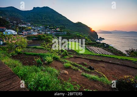 Gacheon Village, Corée du Sud - 18 AVRIL 2020: Namhae est une belle région côtière de Corée le long de la côte sud. Gacheon Village est célèbre pour cela Banque D'Images