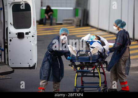 Paris, France. 16 avril 2020. Deux paramédicaux de la Croix-Rouge amènent un malade malade dans la salle d'urgence de l'hôpital Lariboisiere à Paris, France, le 16 avril 2020. L'un des paramètres a déclaré que le patient serait testé pour Covid-19. (Photo de Daniel Brown/Sipa USA) crédit: SIPA USA/Alay Live News Banque D'Images