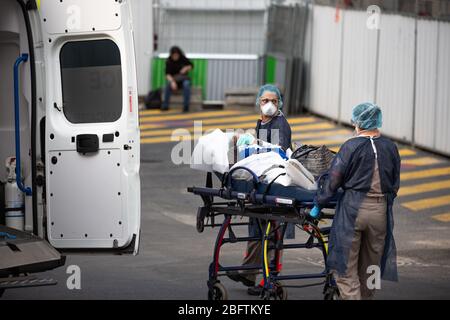 Paris, France. 16 avril 2020. Deux paramédicaux de la Croix-Rouge amènent un malade malade dans la salle d'urgence de l'hôpital Lariboisiere à Paris, France, le 16 avril 2020. L'un des paramètres a déclaré que le patient serait testé pour Covid-19. (Photo de Daniel Brown/Sipa USA) crédit: SIPA USA/Alay Live News Banque D'Images