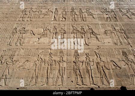 Les hiéroglyphes se relient sur un mur au Temple d'Horus, à Edfu, en Egypte. Banque D'Images