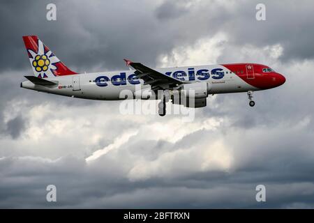 Aircraft, Edelweiss Air, Airbus A320-200, HB-JL, atterrissage, ciel nuageux, Zurich, Suisse Banque D'Images