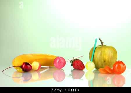 Beaucoup de délicieux sucettes aux fruits sur fond vert Banque D'Images