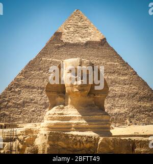Le Grand Sphinx devant la Pyramide de Khafre Banque D'Images