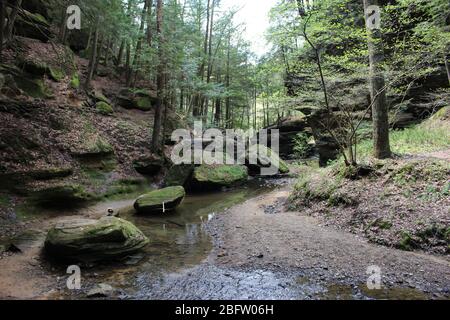 Old man grotte sentier de marche et chute d'eau dans l'État de l'Ohio, nature vert paysage et arbres verts pont de suspension de bois, canal d'eau Banque D'Images