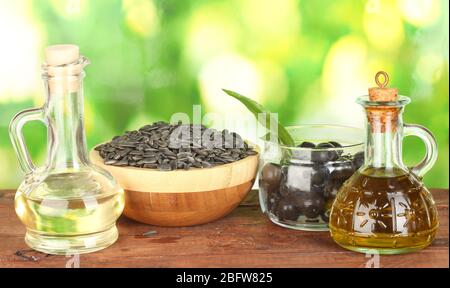Huile d'olive et de tournesol dans les petits décanteurs sur fond vert gros plan Banque D'Images
