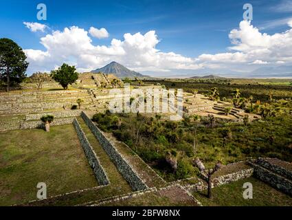 La lumière du soleil de l'après-midi illumine la pyramide principale des ruines de Cantona à Puebla, au Mexique. Banque D'Images