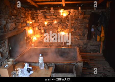 Un bain traditionnel en pierre chaude avec un feu de camp et une vue sur la vallée de Phobjika, au Bhoutan. Banque D'Images