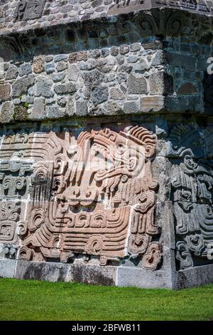 Détail de la pyramide du Serpent à plumes aux ruines de Xochicalco au Mexique. Banque D'Images