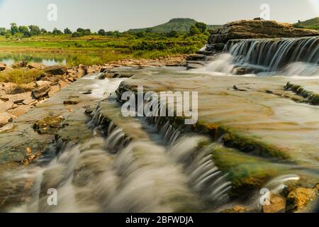 Cascade de Beauti dans la rivière qui coule une eau douce Banque D'Images