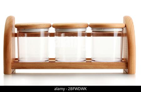 Pot en verre vide pour les épices sur planche en bois isolé sur blanc Banque D'Images