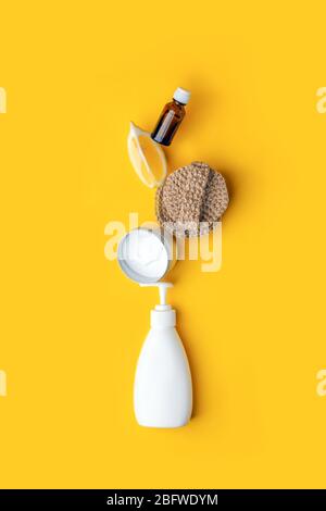 Concept créatif de produits de nettoyage naturels écologiques sur table de cuisine jaune : soda, huiles essentielles, éponge de cellulose, chiffons, citron, savon, vinaigre Banque D'Images